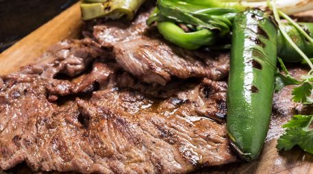 La carne asada puede servirse de manera sencilla durante una comida cotidiana o convertirse en el centro de una reunión familiar o celebración. ESPECIAL / CANVA