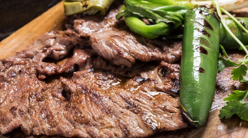 La carne asada puede servirse de manera sencilla durante una comida cotidiana o convertirse en el centro de una reunión familiar o celebración. ESPECIAL / CANVA