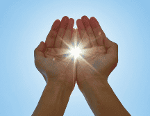 La principal fuente natural de vitamina D para la mayoría de las personas es la exposición de la piel a los rayos ultravioleta B (UVB) provenientes del Sol. CANVA