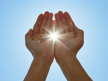 La principal fuente natural de vitamina D para la mayoría de las personas es la exposición de la piel a los rayos ultravioleta B (UVB) provenientes del Sol. CANVA