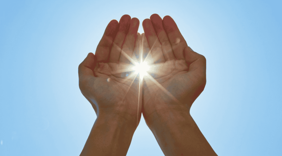 La principal fuente natural de vitamina D para la mayoría de las personas es la exposición de la piel a los rayos ultravioleta B (UVB) provenientes del Sol. CANVA
