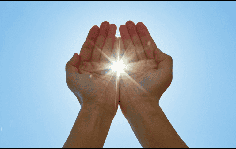 La principal fuente natural de vitamina D para la mayoría de las personas es la exposición de la piel a los rayos ultravioleta B (UVB) provenientes del Sol. CANVA
