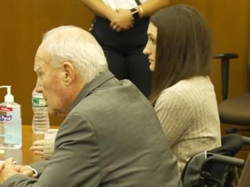 Captura de video tomada de la Corte Superior de Plymouth, Massachusetts que muestra a Lindsay Clancy, la mujer acusada de matar a sus tres hijos en Massachusetts. EFE/ Corte Superior de Plymouth, Massachusetts