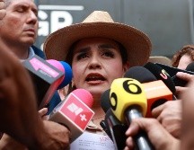 La presidenta municipal de Uruapan, Michoacán, Grecia Quiroz, habla con periodistas afuera de la Fiscalía General de la República (FGR) este martes en la Ciudad de México. EFE/M. Guzmán
