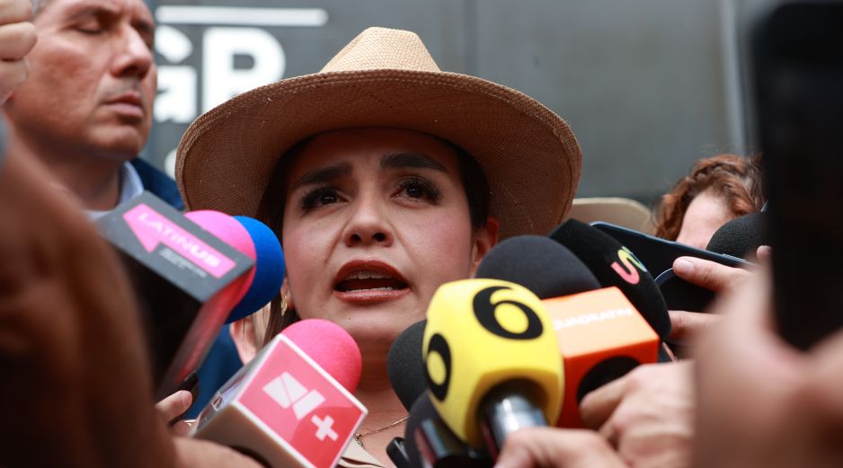 La presidenta municipal de Uruapan, Michoacán, Grecia Quiroz, habla con periodistas afuera de la Fiscalía General de la República (FGR) este martes en la Ciudad de México. EFE/M. Guzmán
