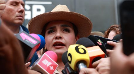 La presidenta municipal de Uruapan, Michoacán, Grecia Quiroz, habla con periodistas afuera de la Fiscalía General de la República (FGR) este martes en la Ciudad de México. EFE/M. Guzmán