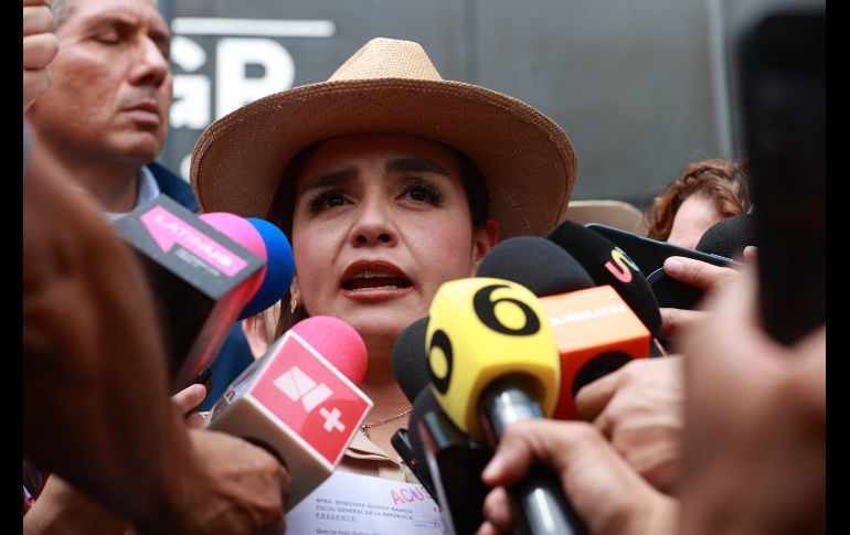 La presidenta municipal de Uruapan, Michoacán, Grecia Quiroz, habla con periodistas afuera de la Fiscalía General de la República (FGR) este martes en la Ciudad de México. EFE/M. Guzmán