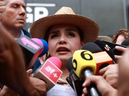 La presidenta municipal de Uruapan, Michoacán, Grecia Quiroz, habla con periodistas afuera de la Fiscalía General de la República (FGR) este martes en la Ciudad de México. EFE/M. Guzmán