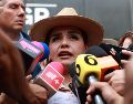 La presidenta municipal de Uruapan, Michoacán, Grecia Quiroz, habla con periodistas afuera de la Fiscalía General de la República (FGR) este martes en la Ciudad de México. EFE/M. Guzmán