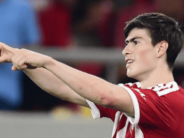 El delantero mexicano Armando "Hormiga" González firmó una actuación sobresaliente al marcar su primer doblete con el Olympiacos. X/@olympiacosfc