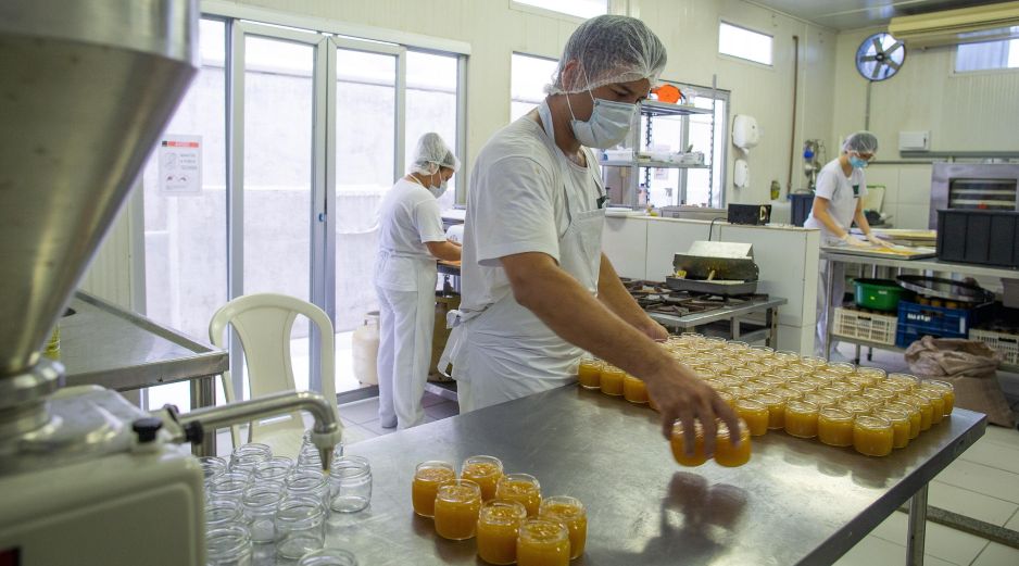 Desde hace siglos, distintas sociedades han recurrido a técnicas para conservar, transformar y hacer más seguros los alimentos. EFE / ARCHIVO