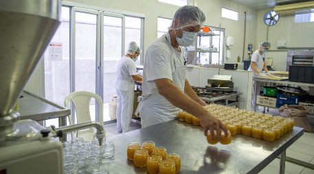 Desde hace siglos, distintas sociedades han recurrido a técnicas para conservar, transformar y hacer más seguros los alimentos. EFE / ARCHIVO