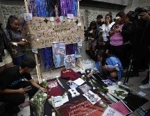 Fans se reúnen en el Ángel de la Independencia para despedir a Jonathan Meléndez, tecladista de Camilo Séptimo. SUN/D. Sánchez