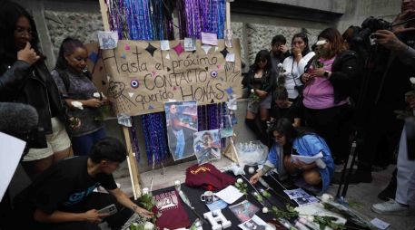 Fans se reúnen en el Ángel de la Independencia para despedir a Jonathan Meléndez, tecladista de Camilo Séptimo. SUN/D. Sánchez