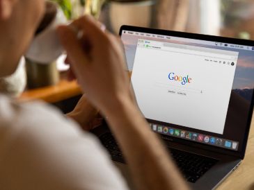 Aprende a proteger tu privacidad en internet eliminando tu información personal de los resultados de búsqueda con la herramienta oficial de Google. ESPECIAL/PEXELS