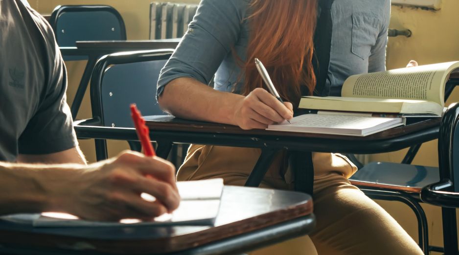 Juan Carlos Silas, académico del ITESO, consideró necesario regular el uso de celulares en las aulas. ESPECIAL/PEXELS