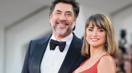 Javier Bardem y Penélope Cruz posan desde la alfombra roja de la cinta “Búnker”. EFE