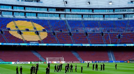 Jugadores del Feyenoord recorren el césped del Camp Nou en la víspera de su encuentro contra el Barcelona. EFE/ Enric Fontcuberta