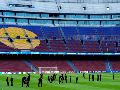 Jugadores del Feyenoord recorren el césped del Camp Nou en la víspera de su encuentro contra el Barcelona. EFE/ Enric Fontcuberta