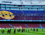 Jugadores del Feyenoord recorren el césped del Camp Nou en la víspera de su encuentro contra el Barcelona. EFE/ Enric Fontcuberta