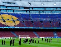 Jugadores del Feyenoord recorren el césped del Camp Nou en la víspera de su encuentro contra el Barcelona. EFE/ Enric Fontcuberta