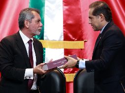 El presidente de la mesa Directiva de la Cámara de Diputados, Raúl Bolaños, recibe del secretario de Hacienda de México, Edgar Amador Zamora, el Paquete Económico 2027 en el Congreso de la Unión. EFE