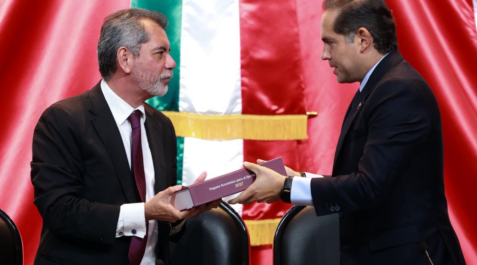 El presidente de la mesa Directiva de la Cámara de Diputados, Raúl Bolaños, recibe del secretario de Hacienda de México, Edgar Amador Zamora, el Paquete Económico 2027 en el Congreso de la Unión. EFE