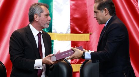 El presidente de la mesa Directiva de la Cámara de Diputados, Raúl Bolaños, recibe del secretario de Hacienda de México, Edgar Amador Zamora, el Paquete Económico 2027 en el Congreso de la Unión. EFE