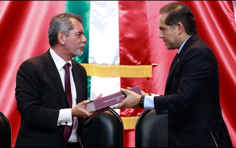 El presidente de la mesa Directiva de la Cámara de Diputados, Raúl Bolaños, recibe del secretario de Hacienda de México, Edgar Amador Zamora, el Paquete Económico 2027 en el Congreso de la Unión. EFE