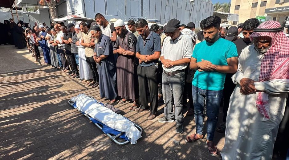Funeral en el Hospital Naser de Jan Yunis del niño Obaida Osama Al Sheij Eid de 11 años, que murió este miércoles por heridas de disparos del Ejercito israelí. EFE