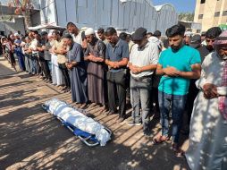 Funeral en el Hospital Naser de Jan Yunis del niño Obaida Osama Al Sheij Eid de 11 años, que murió este miércoles por heridas de disparos del Ejercito israelí. EFE