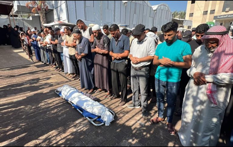 Funeral en el Hospital Naser de Jan Yunis del niño Obaida Osama Al Sheij Eid de 11 años, que murió este miércoles por heridas de disparos del Ejercito israelí. EFE