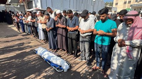 Funeral en el Hospital Naser de Jan Yunis del niño Obaida Osama Al Sheij Eid de 11 años, que murió este miércoles por heridas de disparos del Ejercito israelí. EFE