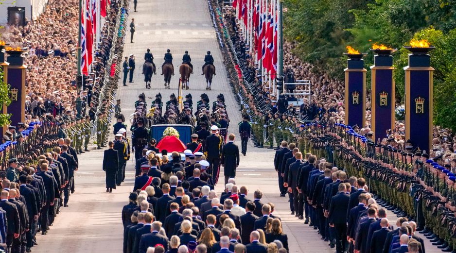 El féretro del rey Harald V de Noruega es trasladado desde el Palacio hasta la Catedral de Oslo para el funeral. EFE/EPA/O. Berg-Rusten