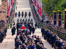 El féretro del rey Harald V de Noruega es trasladado desde el Palacio hasta la Catedral de Oslo para el funeral. EFE/EPA/O. Berg-Rusten