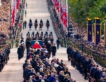 El féretro del rey Harald V de Noruega es trasladado desde el Palacio hasta la Catedral de Oslo para el funeral. EFE/EPA/O. Berg-Rusten