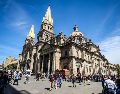 Con su imponente fachada de estilo gótico y barroco, sus torres se alzan como un símbolo de la ciudad. EL INFOMRADOR / ARCHIVO