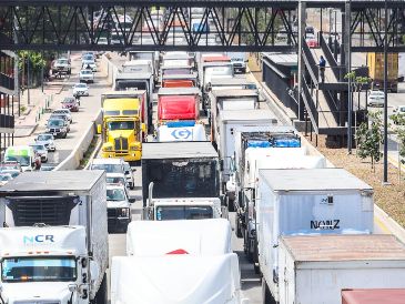 Tractores y vehículos de productores agrícolas avanzan por las carreteras de Jalisco para exigir pagos pendientes al Gobierno de México. EL INFORMADOR / ARCHIVO