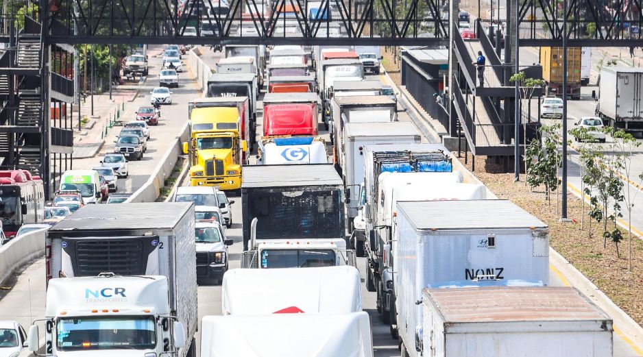 Tractores y vehículos de productores agrícolas avanzan por las carreteras de Jalisco para exigir pagos pendientes al Gobierno de México. EL INFORMADOR / ARCHIVO