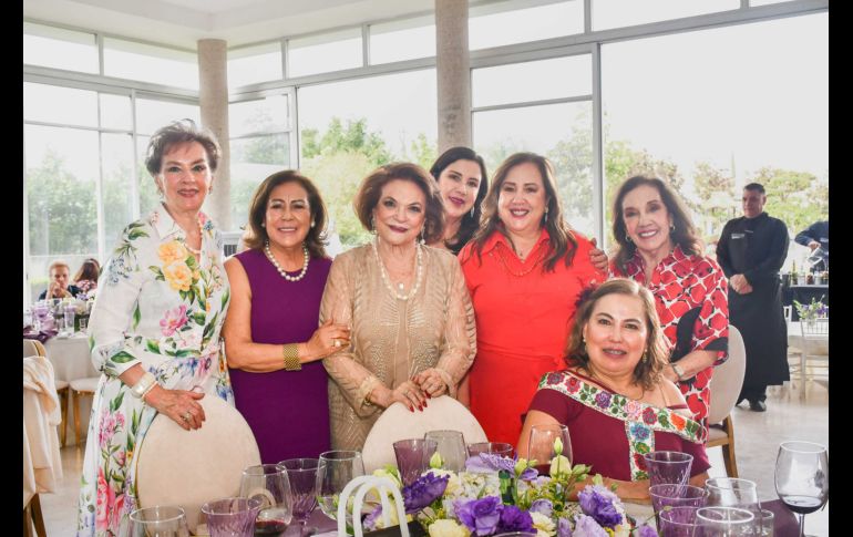 Ceci Rodríguez, Elvira Robles, Luz Elena Salazar con Claudia, Paty y Lucy Robles junto a Adriana Ángel. GENTE BIEN JALISCO / Revista del 11 de septiembre 2026
