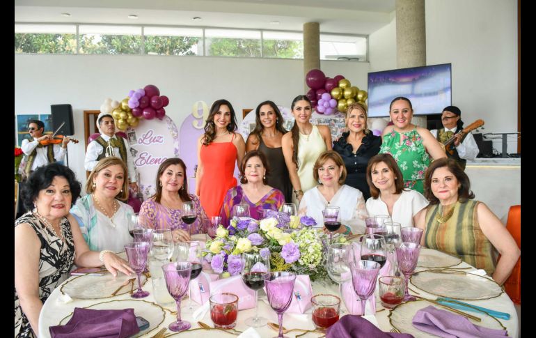 Rebeca, Verónica y Marcela Salazar con Ana Paula Sarmiento, Graciela Conde junto a Chela, Lourdes, Silvia, Lucero, Paty, Martha y Laura Salazar. GENTE BIEN JALISCO / Revista del 11 de septiembre 2026