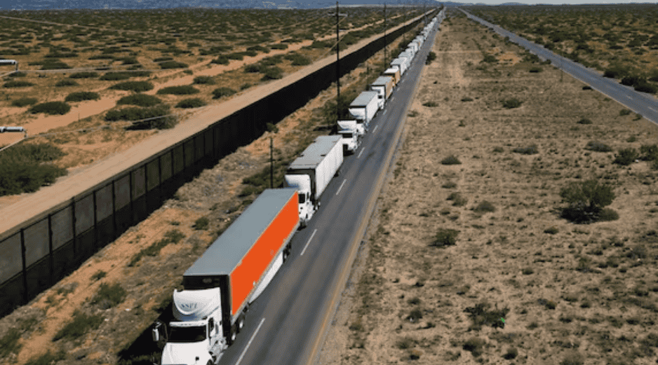 La inhabilitación del paso para unidades vacías en el Puente Zaragoza ha obligado a los transportistas a modificar drásticamente sus rutas logísticas, desviando el tráfico hacia el Puente Internacional Los Indios, ubicado al oeste de Brownsville. EFE/ARCHIVO
