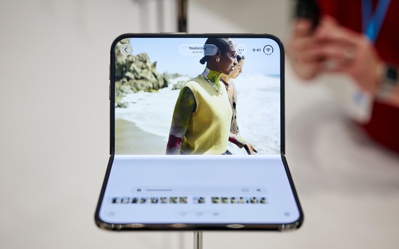 Con el iPhone Duo, Apple se incorpora oficialmente a un segmento en el que fabricantes como Samsung, Google y otras compañías ya tienen varios años de experiencia. EFE&nbsp;