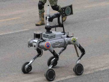 En la Revista General destacó la "asistencia" de un curioso perro robot que también desfilará ante la Presidenta Claudia Sheinbaum. SUN/K. Guerrero