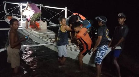 En videos virales se aprecia la embarcación completamente envuelta en llamas. EFE/Guardia Costera de Filipinas