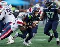 Sam Darnold, quarterback titular de Seattle, abandonó el partido por una lesión de cadera, empañando el triunfo. AP/S. Brashear