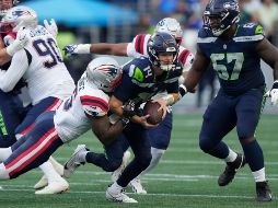 Sam Darnold, quarterback titular de Seattle, abandonó el partido por una lesión de cadera, empañando el triunfo. AP/S. Brashear