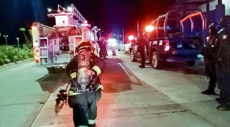 Equipos de bomberos auxiliaron a la ciudadanía ante los actos de vandalismo. ESPECIAL