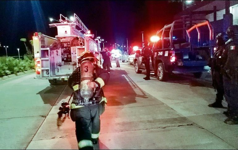 Equipos de bomberos auxiliaron a la ciudadanía ante los actos de vandalismo. ESPECIAL