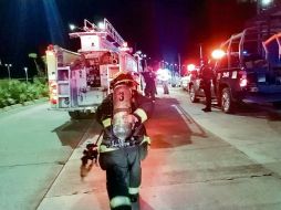Equipos de bomberos auxiliaron a la ciudadanía ante los actos de vandalismo. ESPECIAL